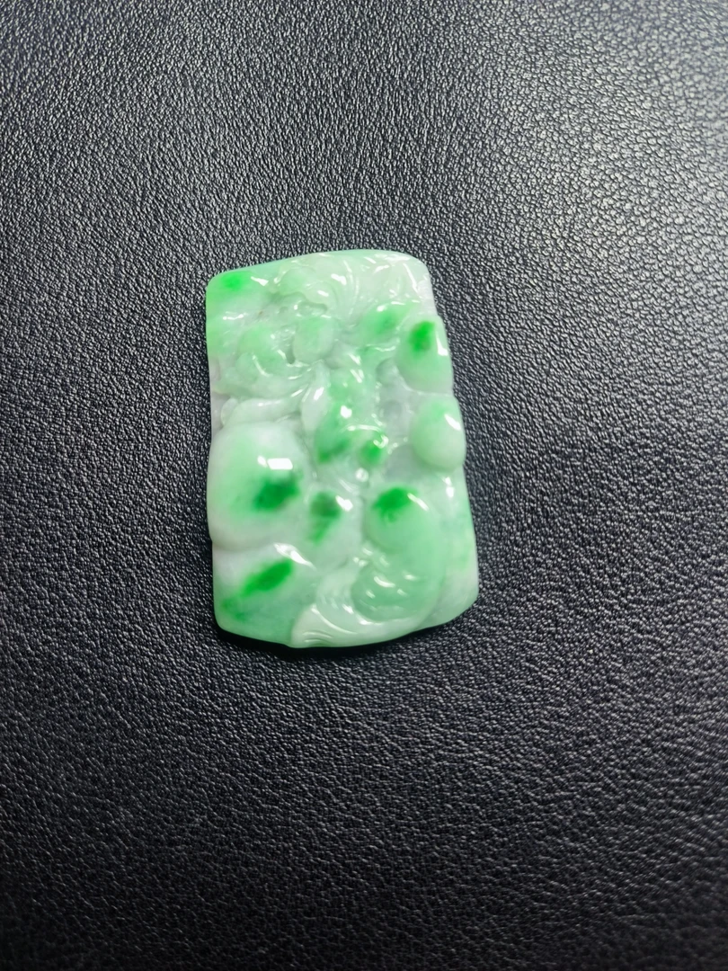 翡翠吊坠年年有余