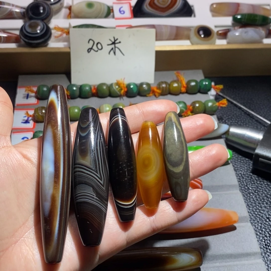 颈饰未镶嵌石英质玉