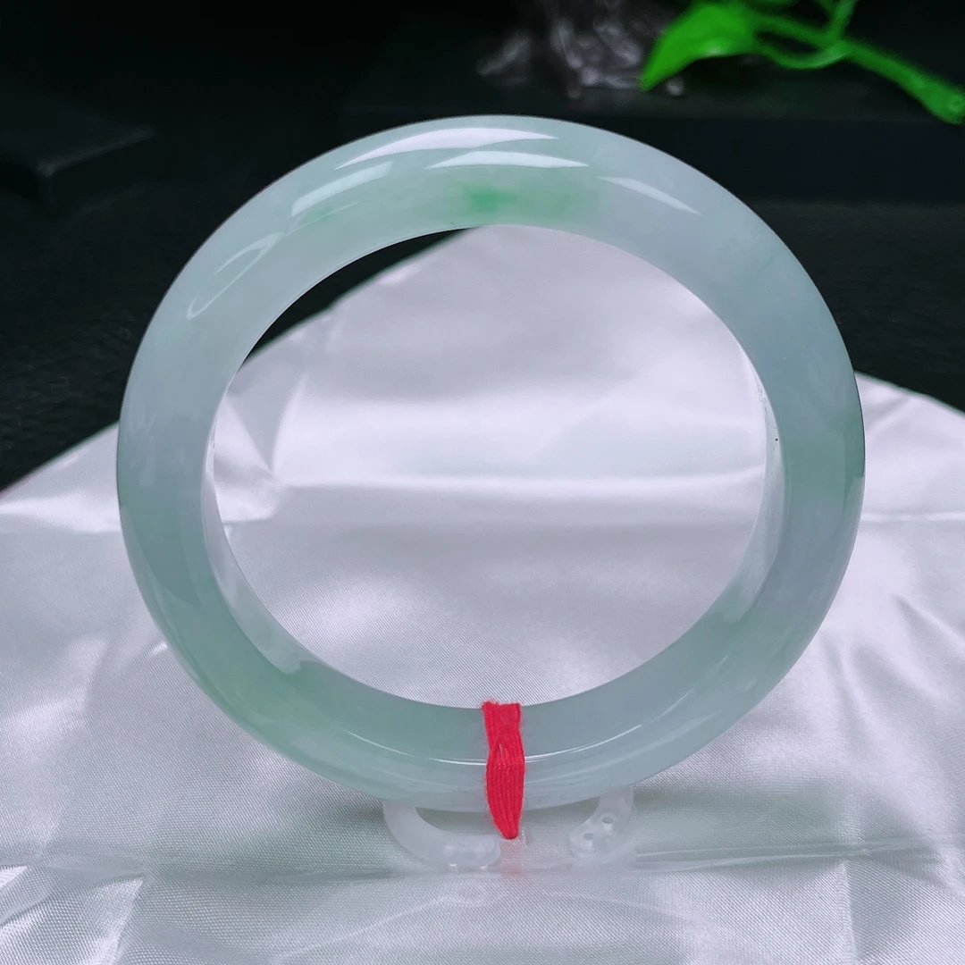 天然缅甸A货翡翠手镯56-57圈小冰种飘绿，尺寸：56.6-11.7-8.9女款