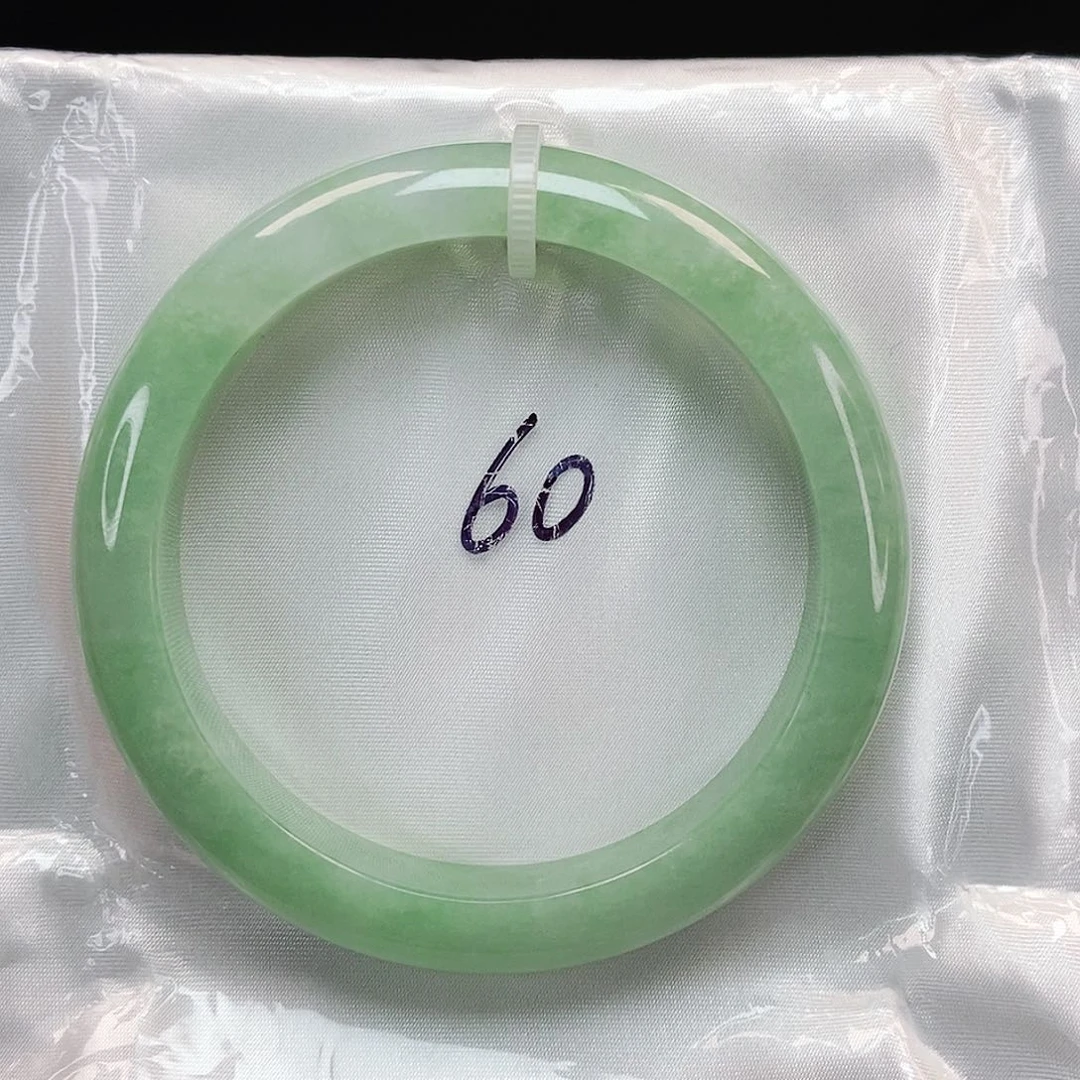 翡翠手镯未镶嵌泥鳅背