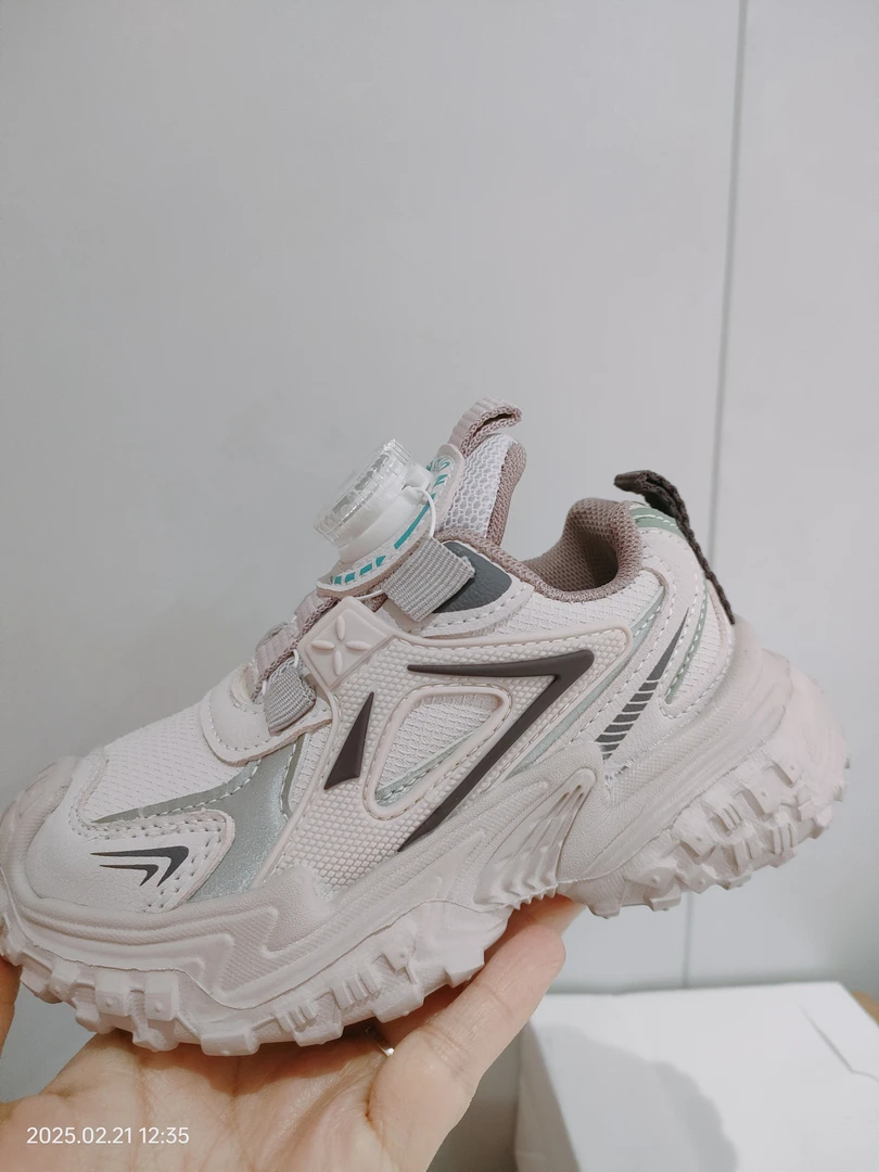 儿童四季新款皮面防水运动鞋经典时尚大气百搭榴莲底防滑耐磨运动