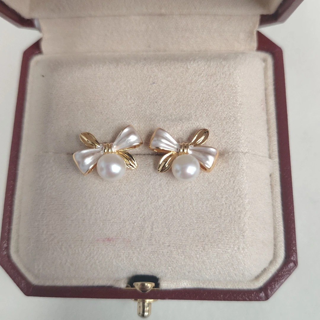 AIKJIANG/爱匠【白总】淡水蝴蝶结白色珍珠耳钉6mm左右 甜美百搭
