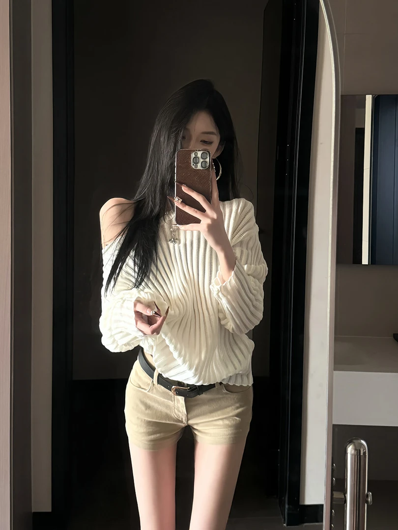 慵懒风斜肩纯欲辣妹性感针织罩衫宽松竖坑条长袖上衣高腰显瘦短裤