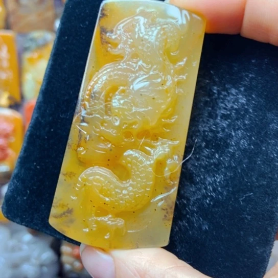 石英质玉（黄龙玉）未镶嵌颈饰