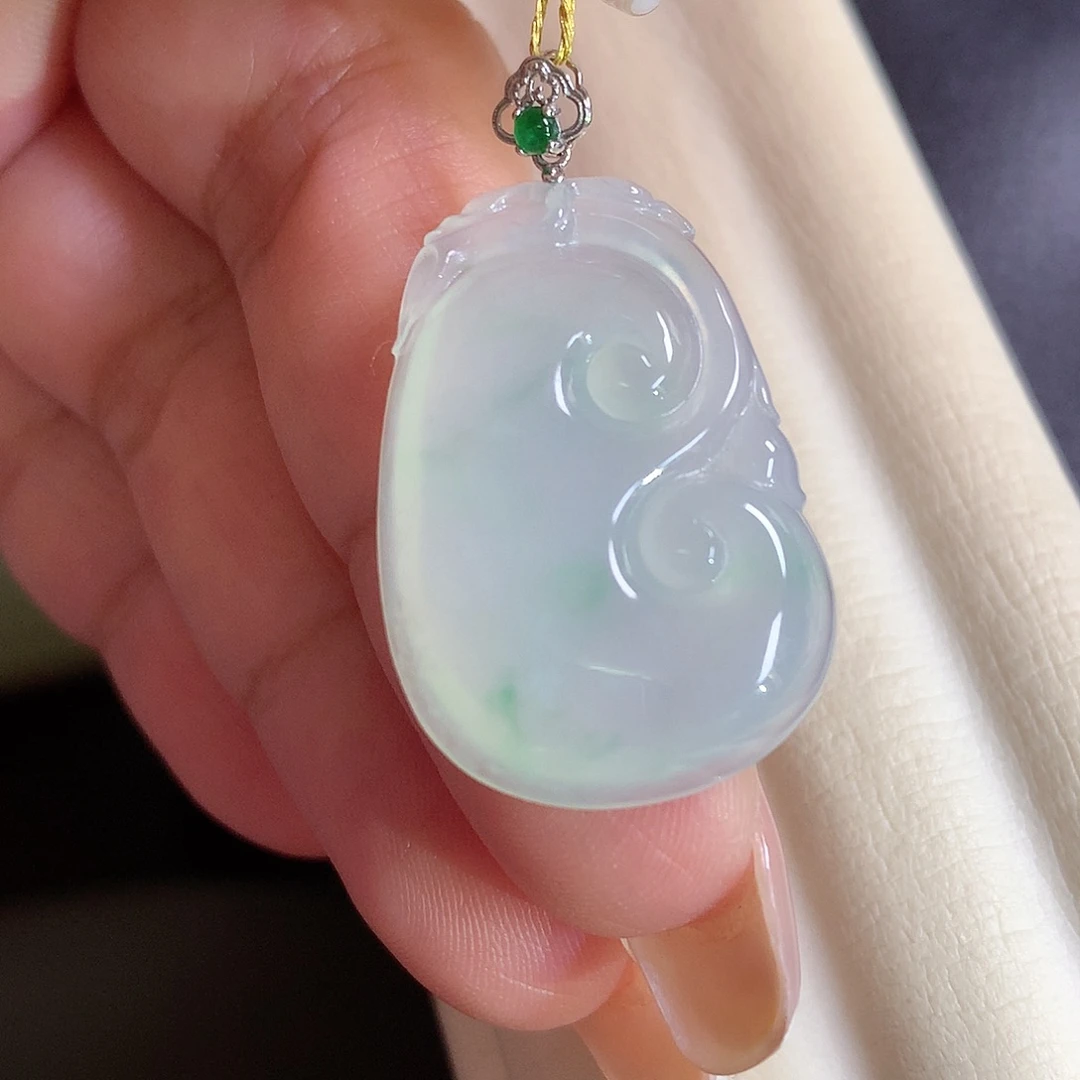 翡翠18K金镶嵌颈饰如意