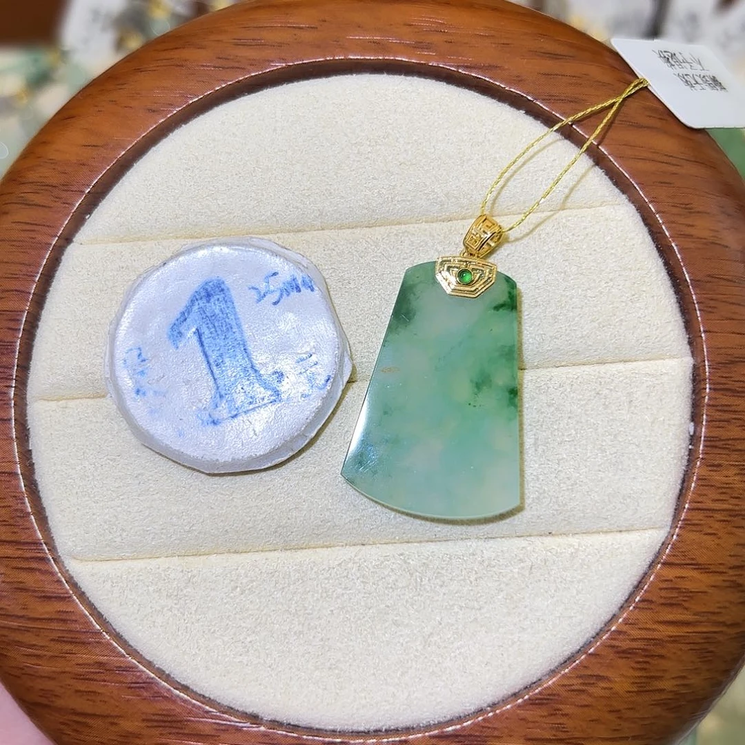 翡翠18K金镶嵌颈饰无事牌