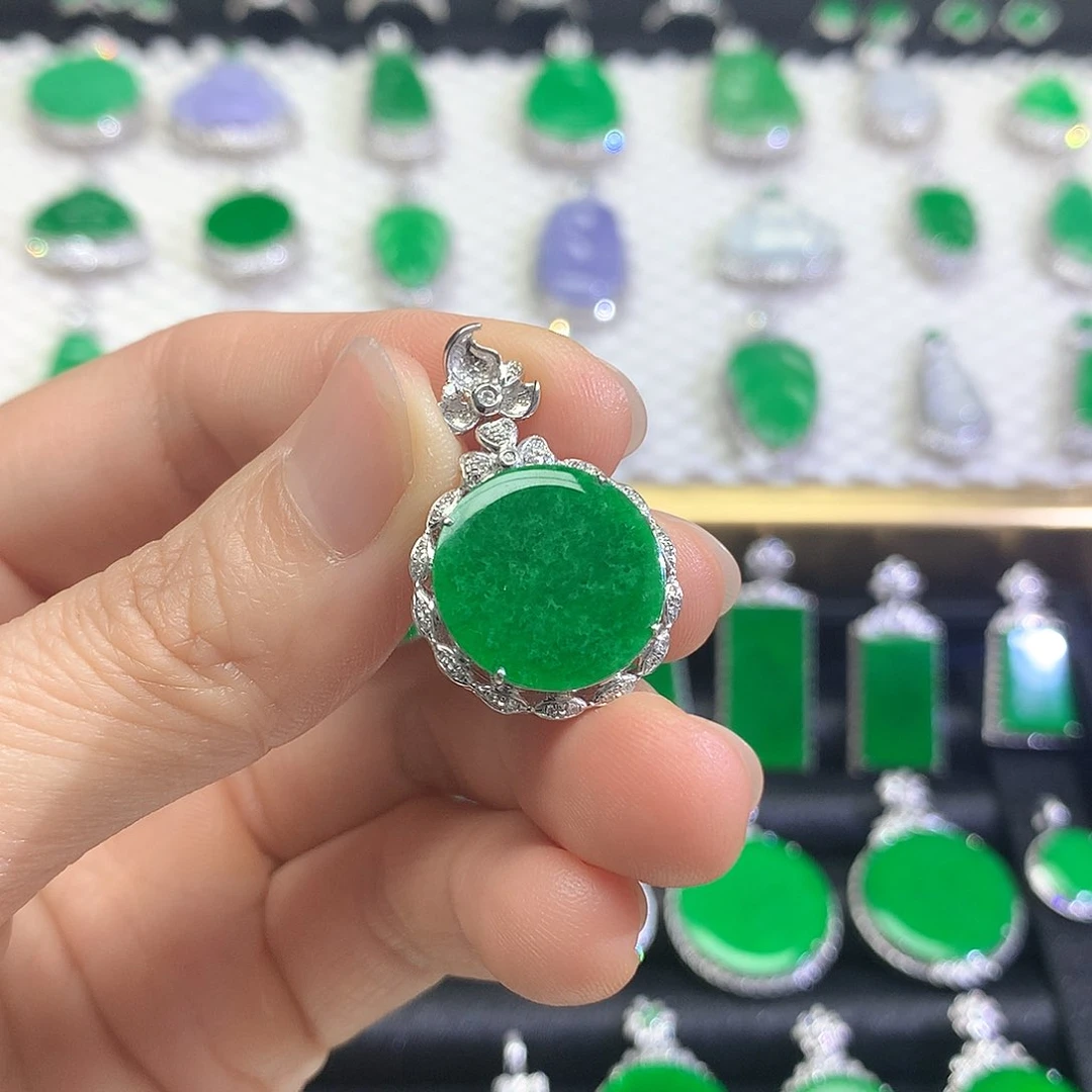 颈饰18K金镶嵌翡翠吊坠