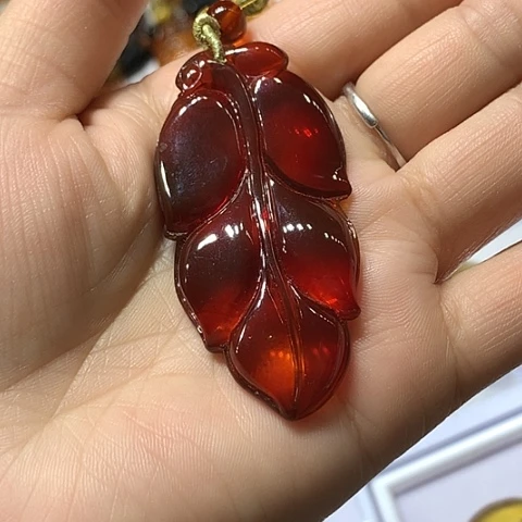 琥珀颈饰未镶嵌血珀叶子