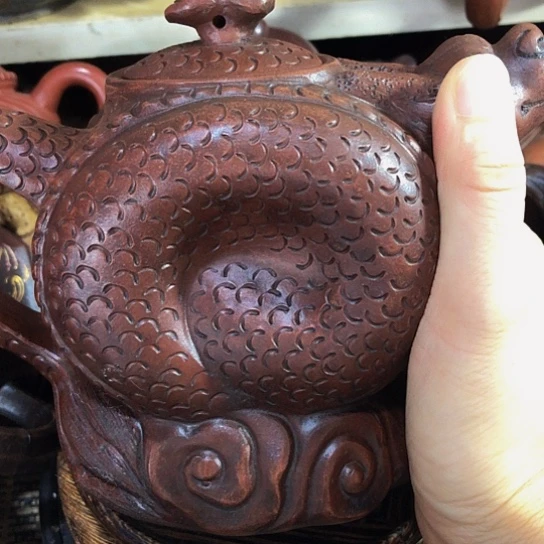 茶壶紫砂原矿泥料手工制作的一把紫砂壶。