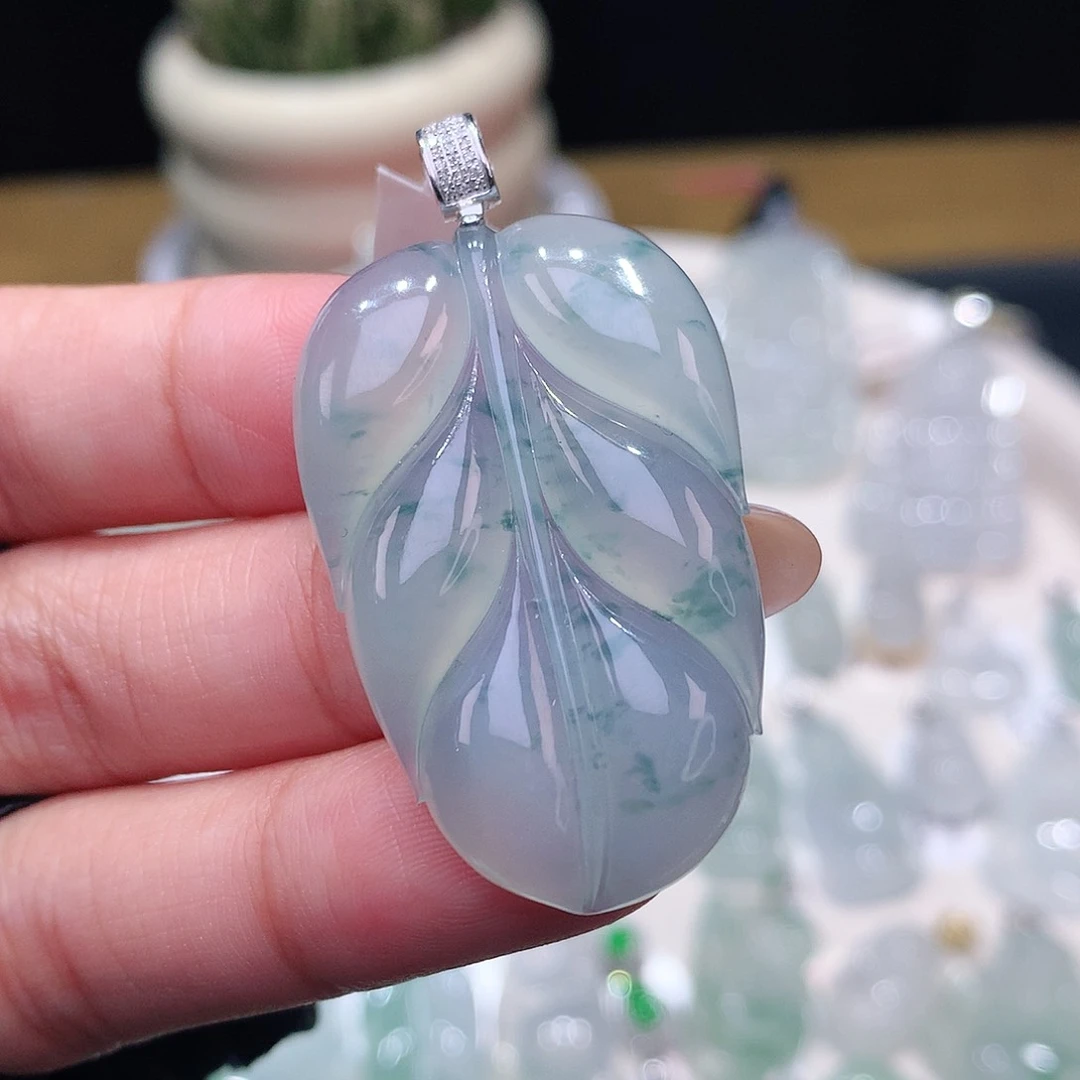 颈饰18K金镶嵌翡翠叶子