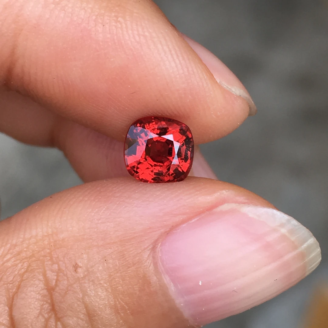 浓郁橙红尖晶石0.87ct