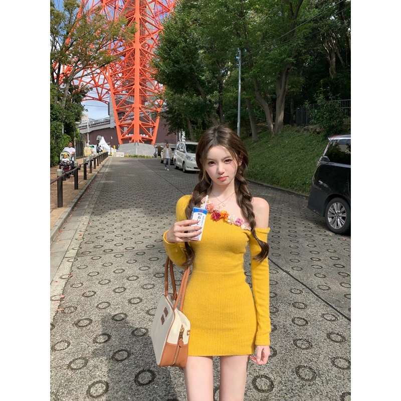 纯欲风立体花朵斜领露肩辣妹针织连衣裙女春季修身显瘦包臀短裙子