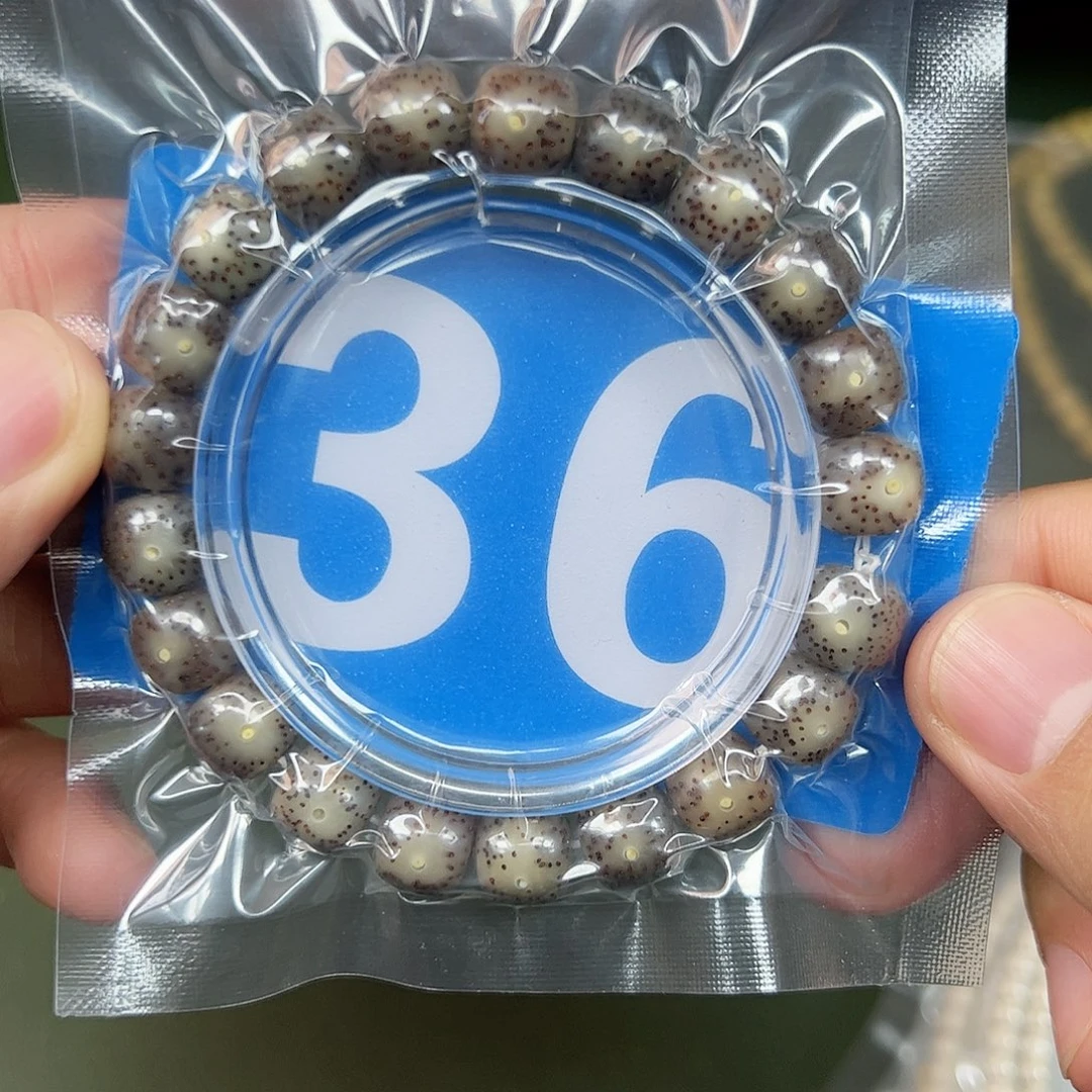 星月菩提吊坠10单圈。  36