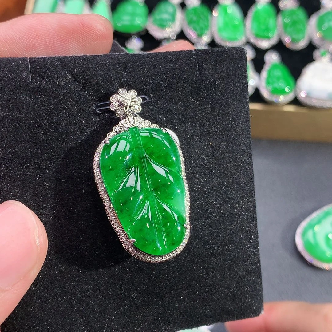 翡翠18K金镶嵌颈饰