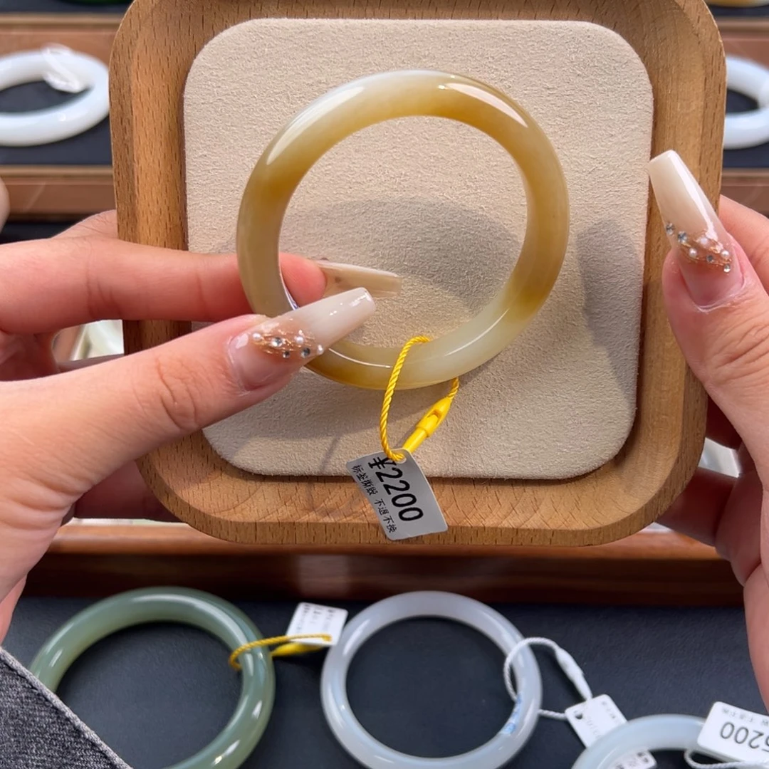 和田玉未镶嵌手镯