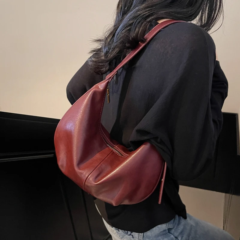 大容量包包女春夏2025新款小众设计单肩斜挎包休闲褶皱通勤饺子包