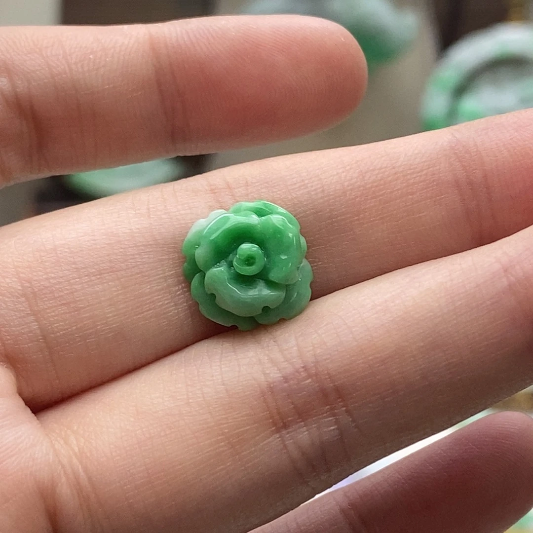 翡翠未镶嵌颈饰裸花