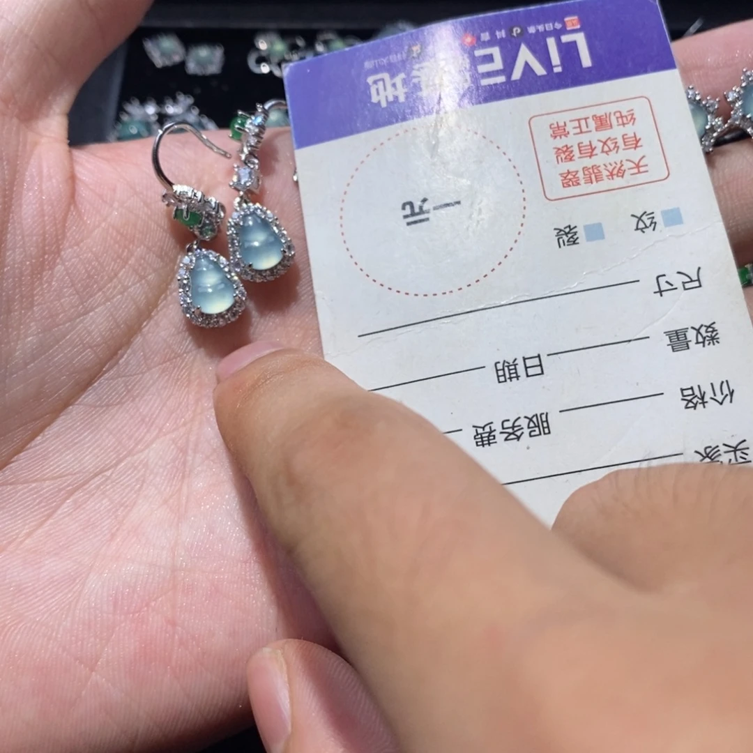 恶***小颈饰未镶嵌翡翠翡翠