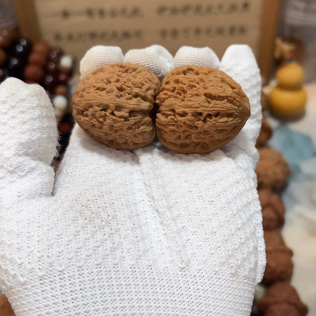 13号文玩核桃38.5尺南疆石浮黄点