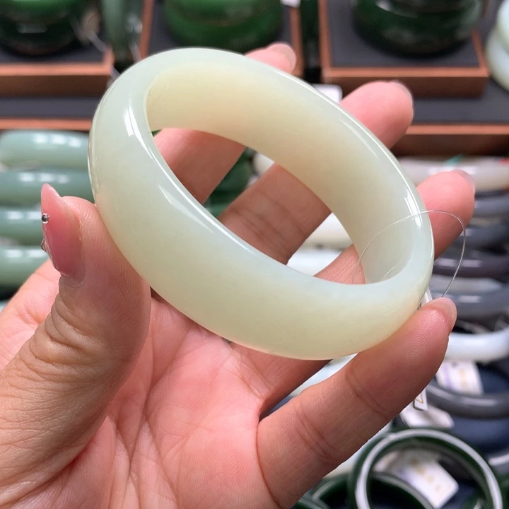 【闪购商品】未镶嵌手镯和田玉35