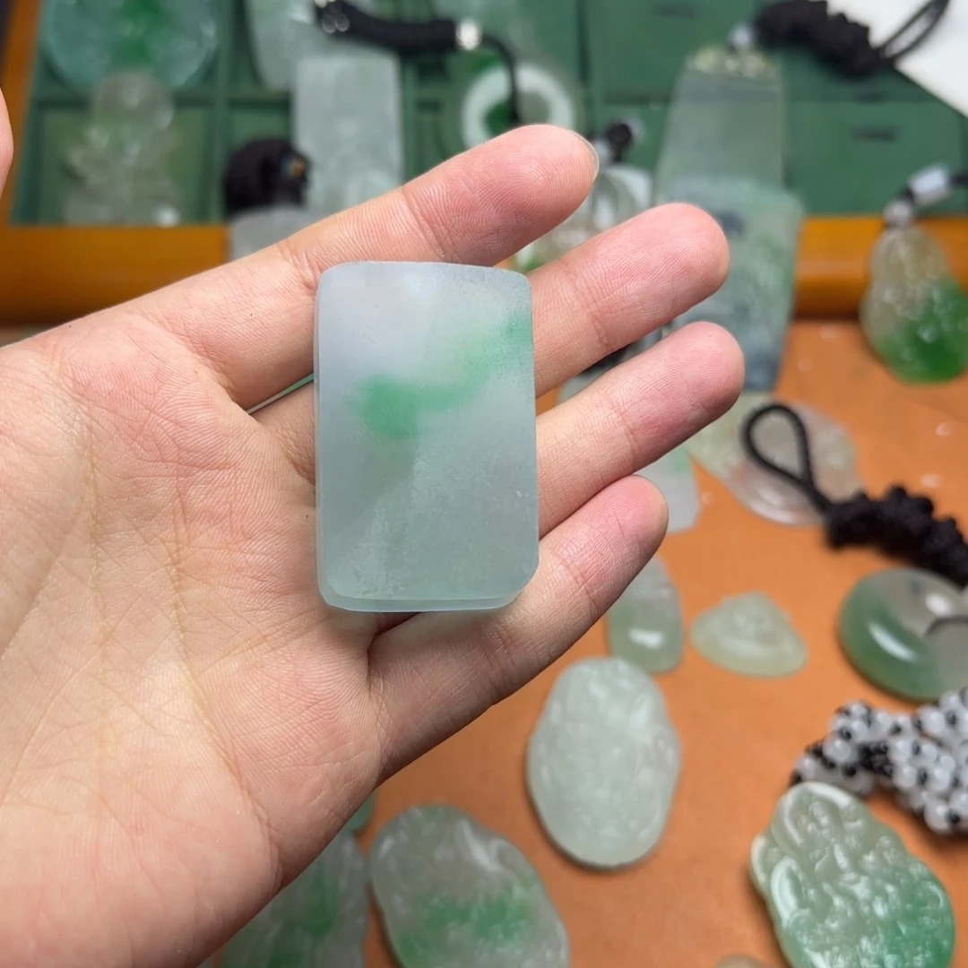 翡翠未镶嵌颈饰无事牌