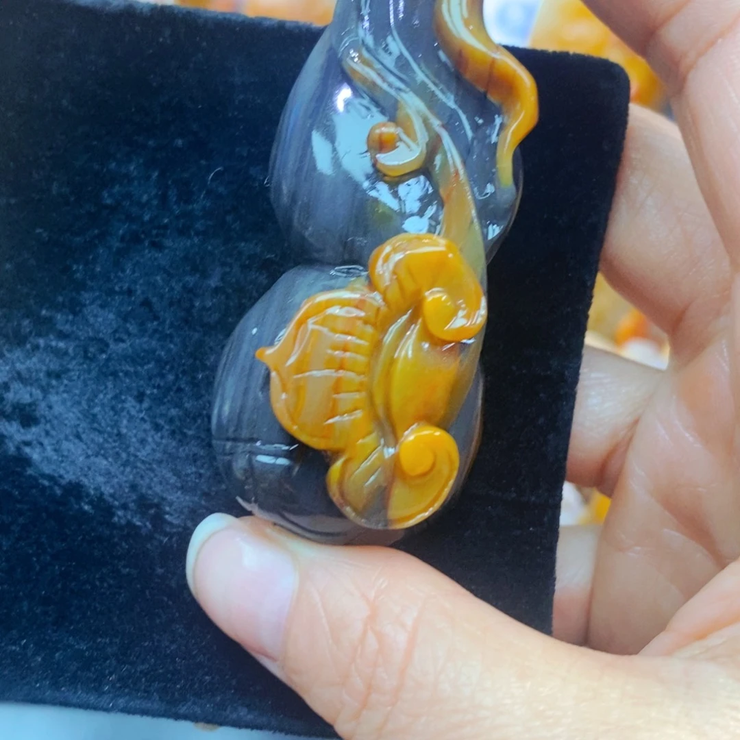 未镶嵌石英质玉（黄龙玉）颈饰