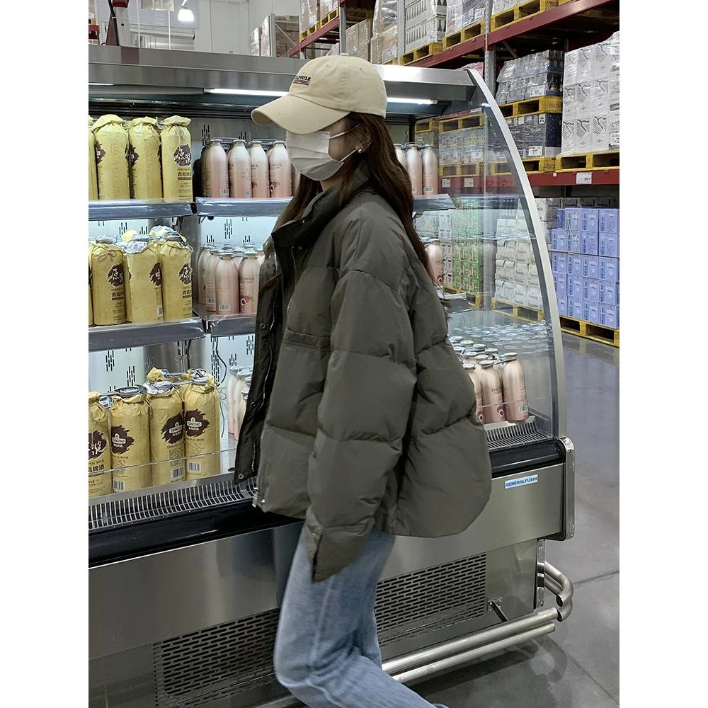 军绿色短款羽绒服女款冬季2025新款韩系高级感连帽立领白鸭绒外套