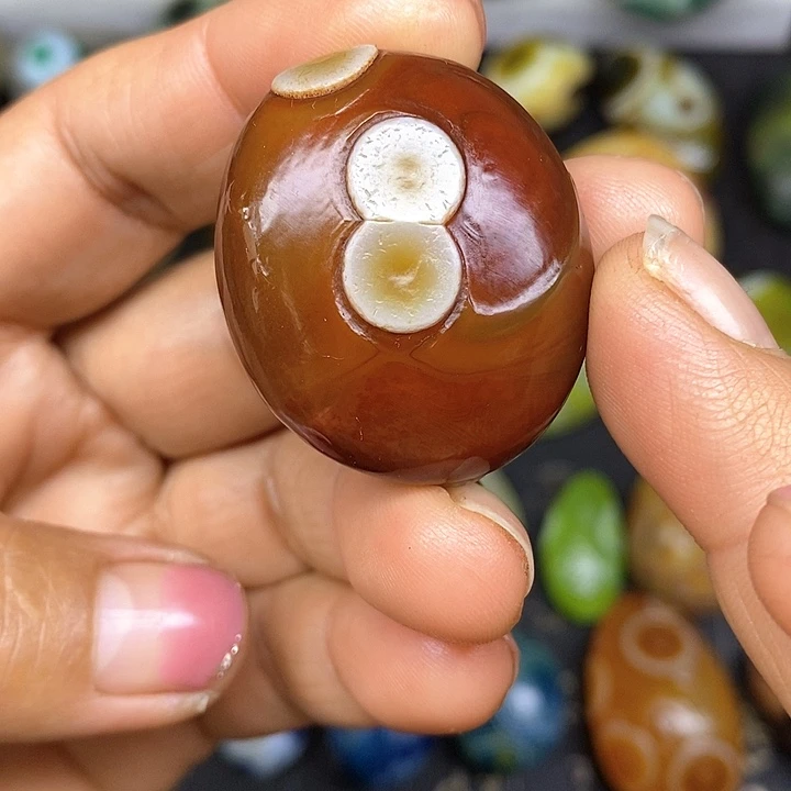 手把件红色底奇石