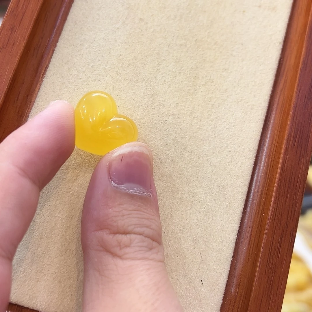 蜜蜡未镶嵌珠宝奇石