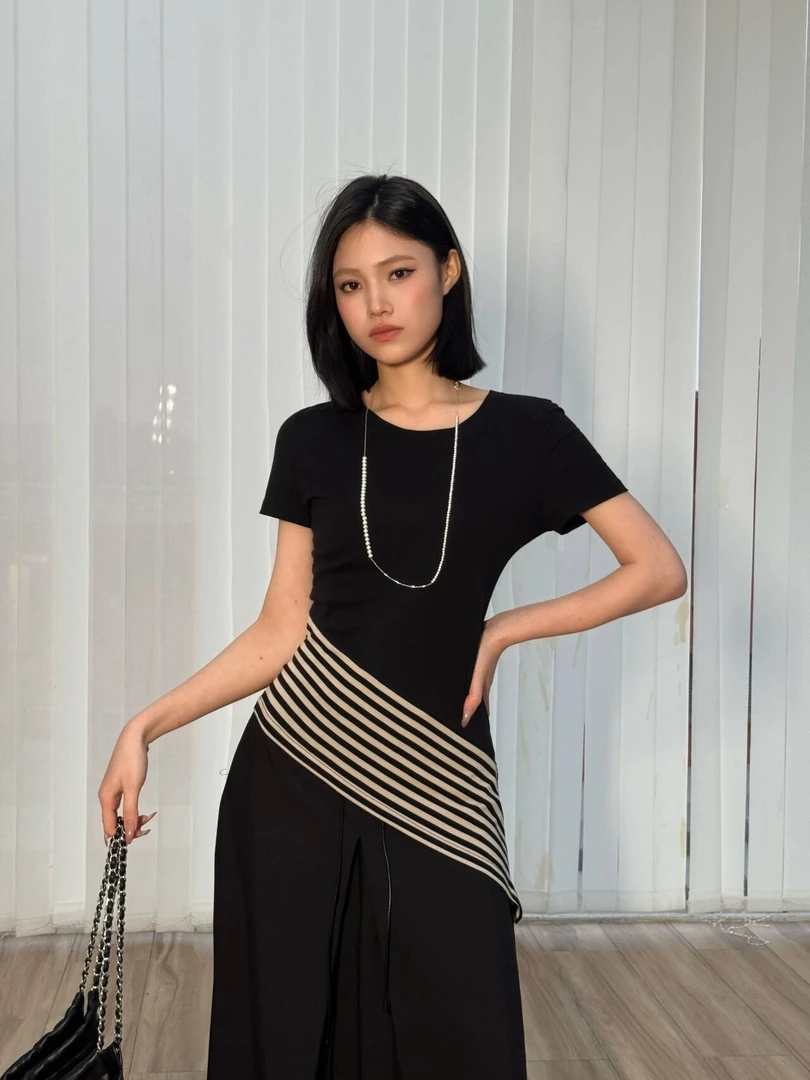 老吴的衣橱【早春匿踪】不规则条纹拼接短袖修身显瘦打底衫C713-2