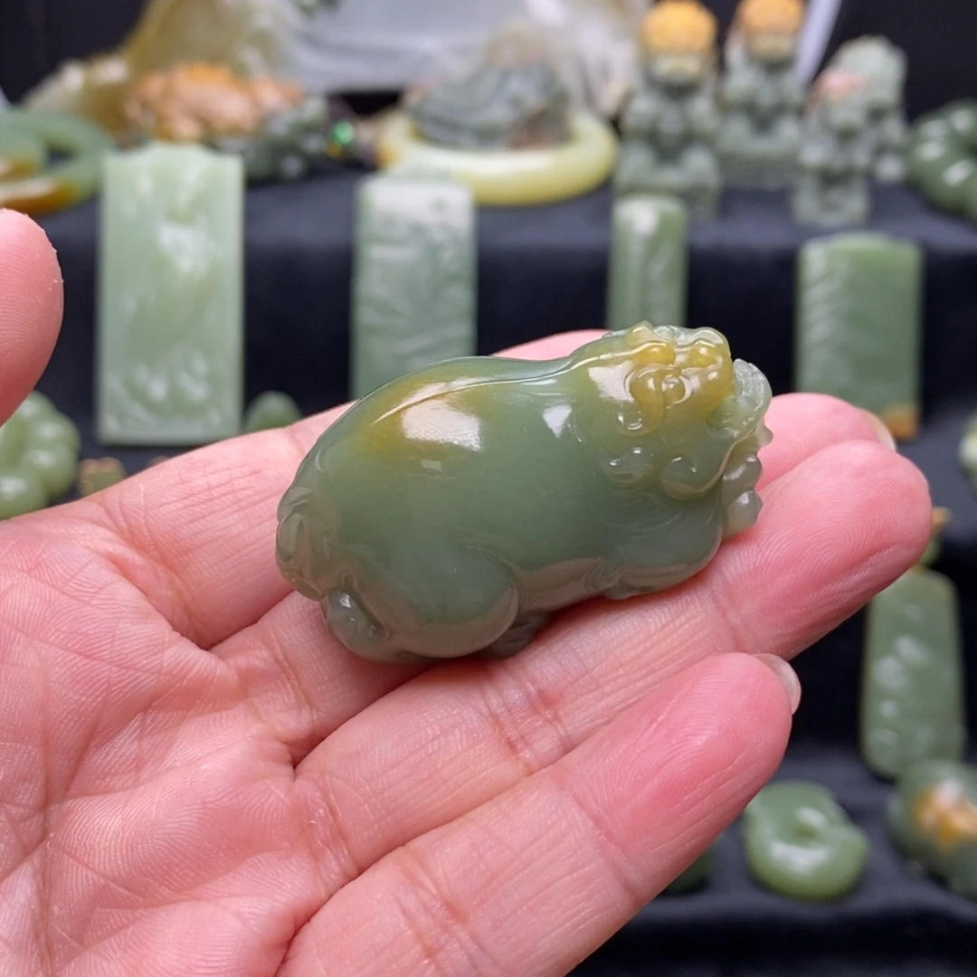 未镶嵌岫岩河磨玉（透闪石质玉）把件