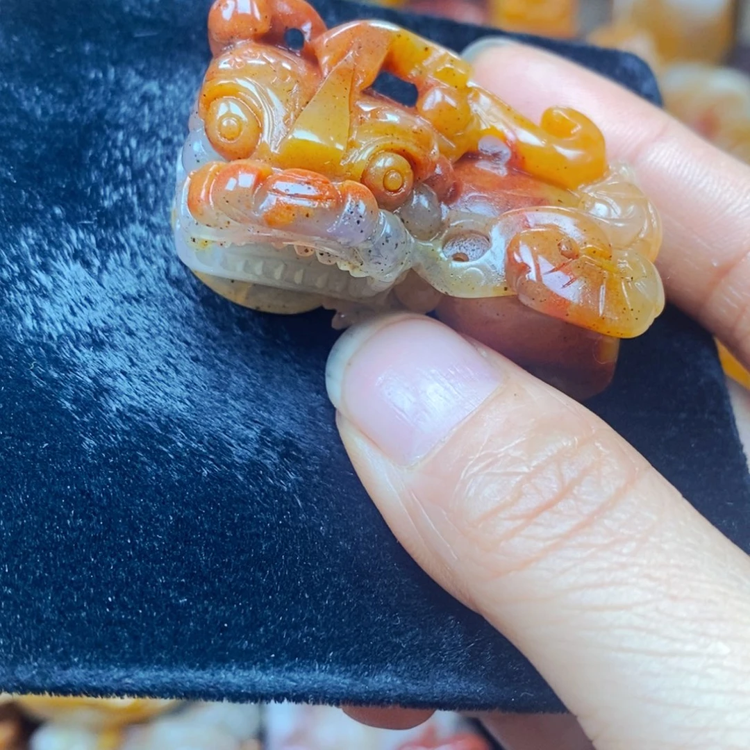 未镶嵌石英质玉（黄龙玉）颈饰