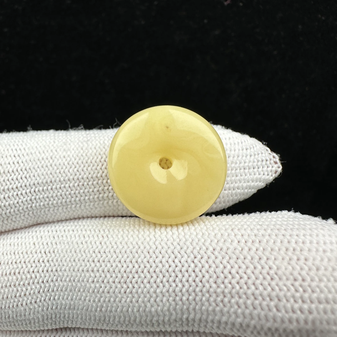 M3095天然原矿蜜蜡 鸡油黄飘花扣子 19.2*5.5mm北京抖音基地商户