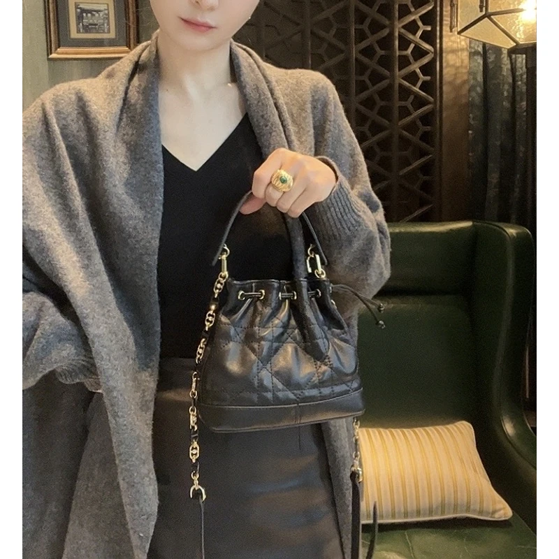 包包女2025春夏新款羊皮迷你水桶包明星同款单肩斜跨手提