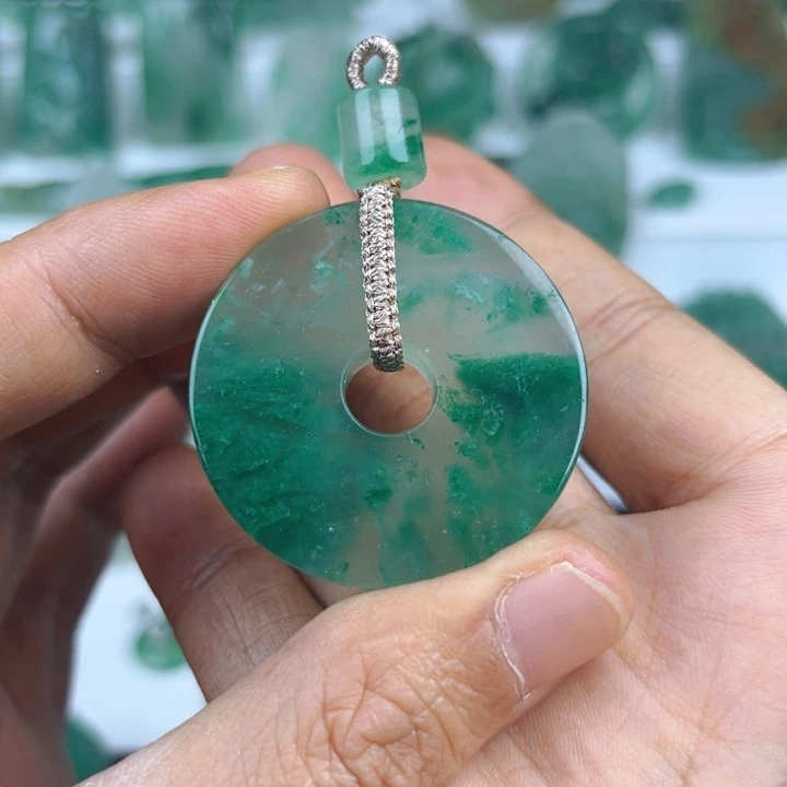 颈饰未镶嵌石英质玉