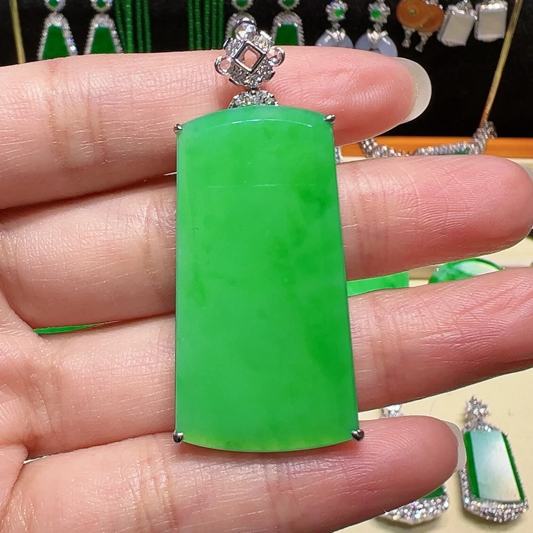 翡翠颈饰18K金镶嵌吊坠