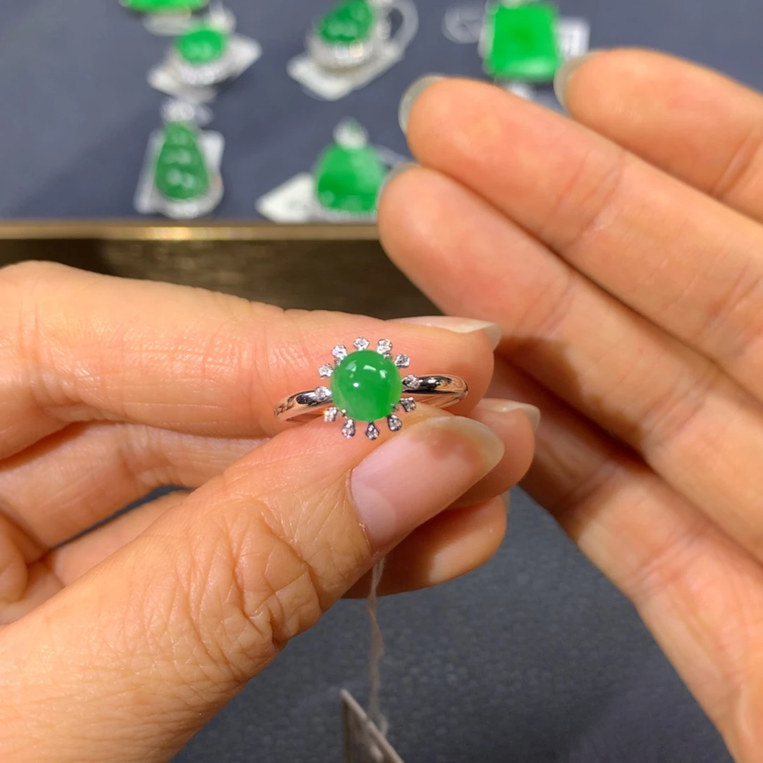 翡翠戒指18K金镶嵌翡翠