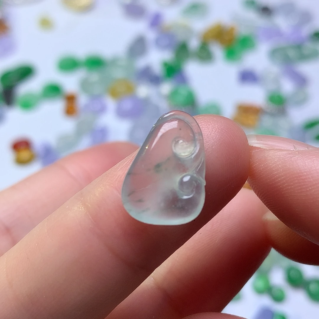 翡翠未镶嵌颈饰如意