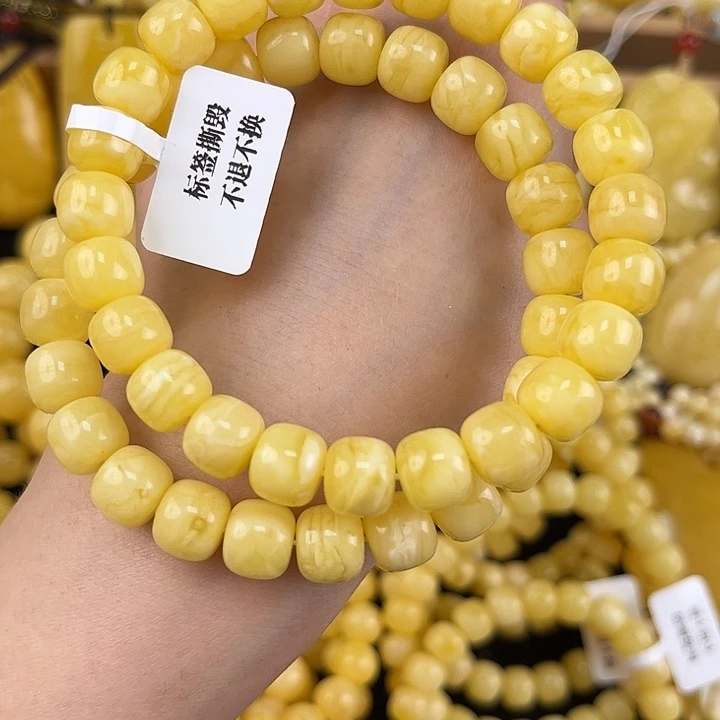 未镶嵌琥珀裸石其一