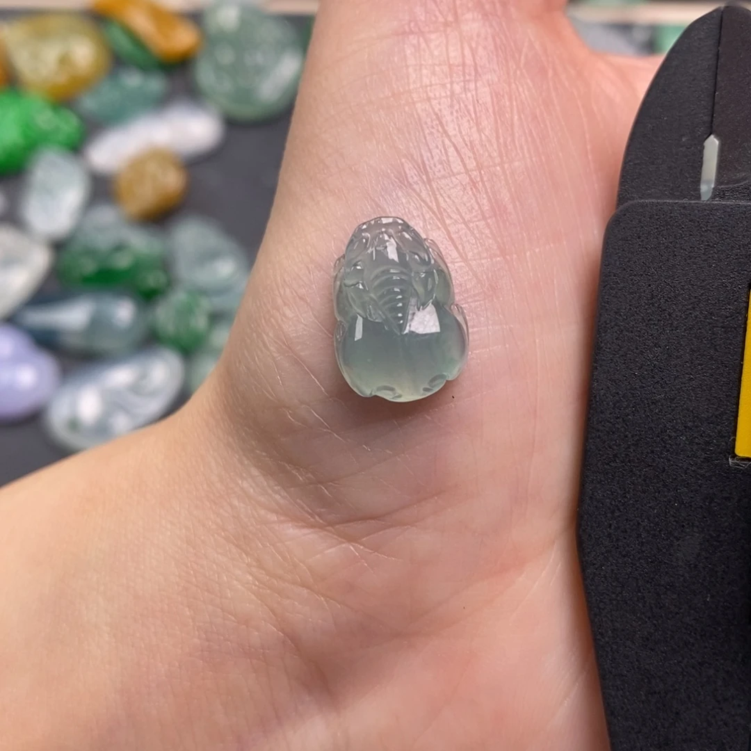 翡翠未镶嵌颈饰貔貅