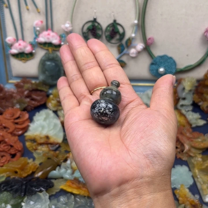 蛇纹石玉合金吊坠