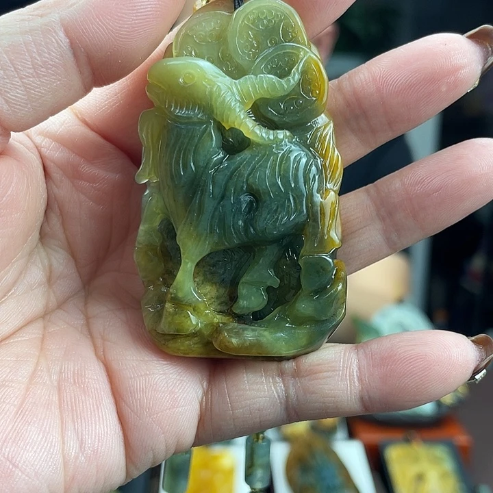 蛇纹石玉未镶嵌颈饰