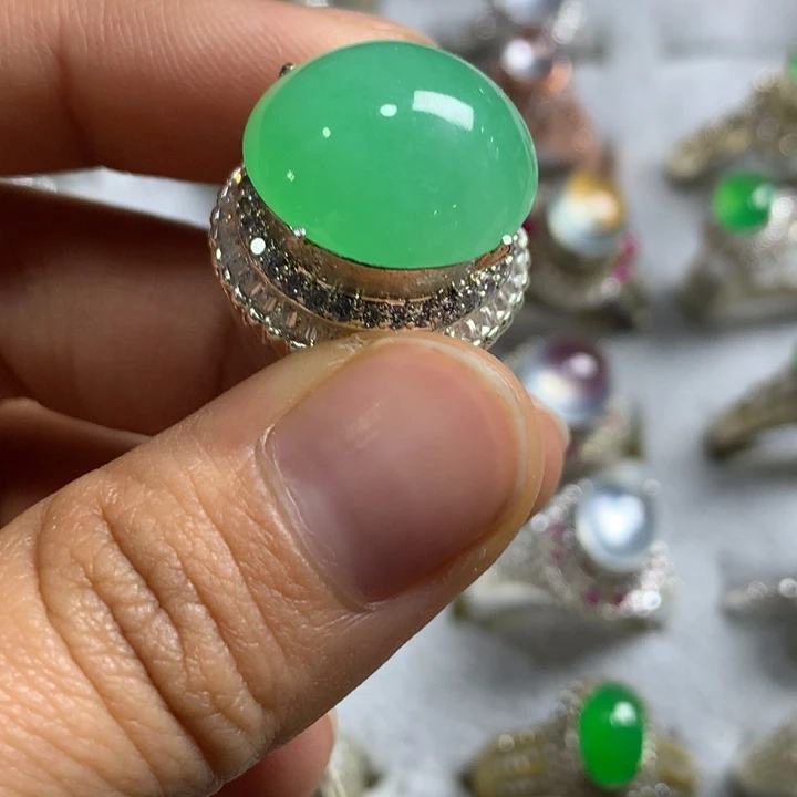 翡翠未镶嵌戒指铜托，卖裸石，需要二次镶嵌