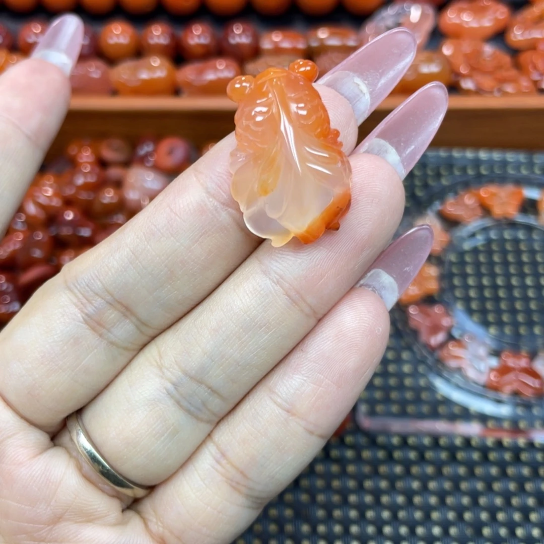 南红玛瑙未镶嵌颈饰金鱼