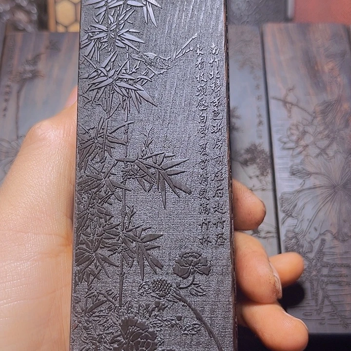 星***曾紫光檀镇尺，梅兰竹菊