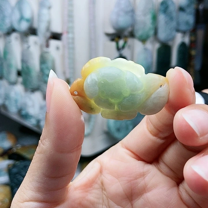 颈饰足铂镶嵌翡翠翡翠