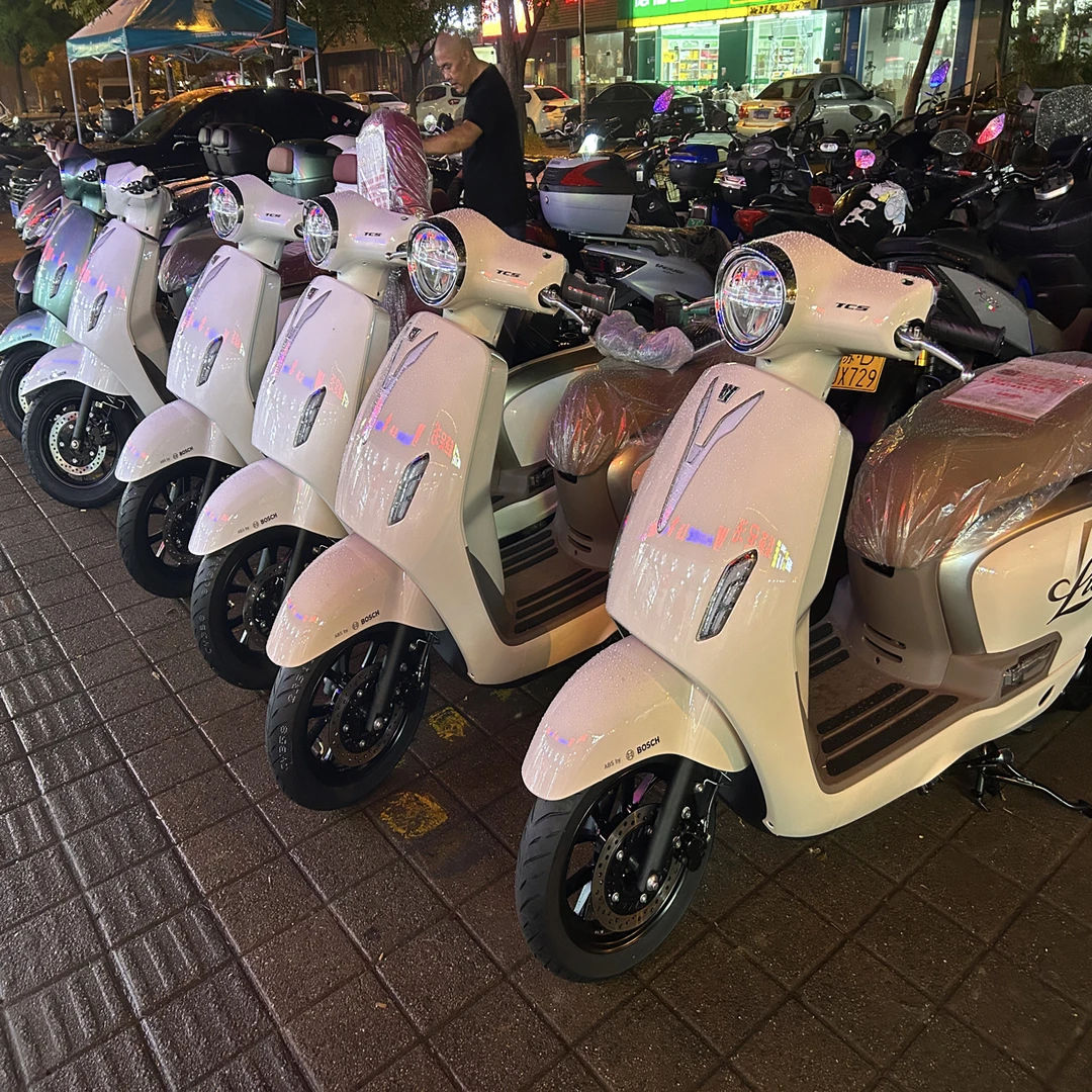 豪爵LUMI复古踏板摩托车