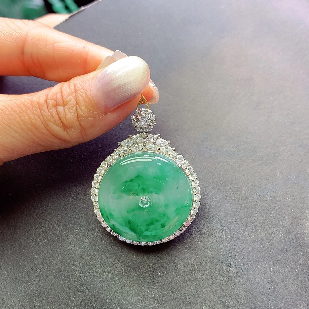 石英质玉未镶嵌颈饰