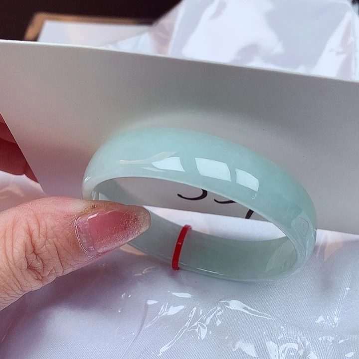 翡翠手镯未镶嵌翡翠