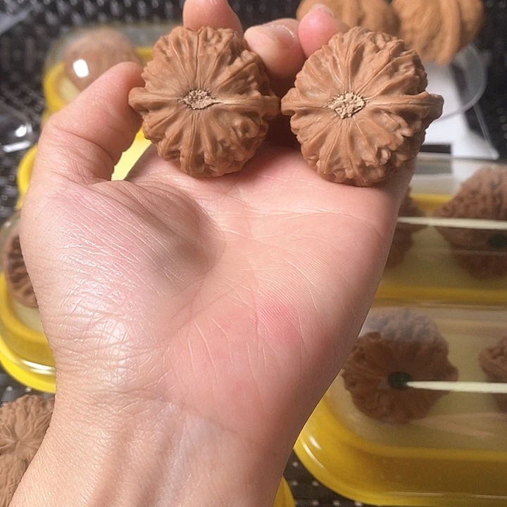 文玩核桃把件顾*宫灯